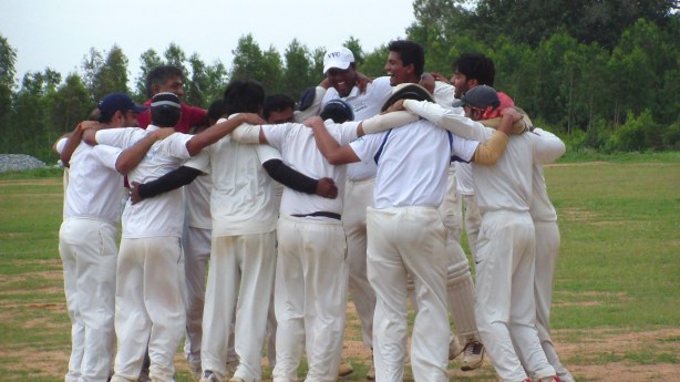 A jubilant GE team at the end of the game. © The CouchExpert