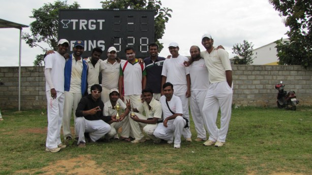 Unisys with the winners trophy. © The CouchExpert